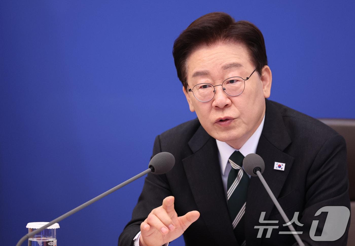 President Lee Jae Myung is speaking at the 18th Cabinet Meeting and the 6th Emergency Economic Review Meeting held at the Blue House on April 28 2026.4.28 / News1