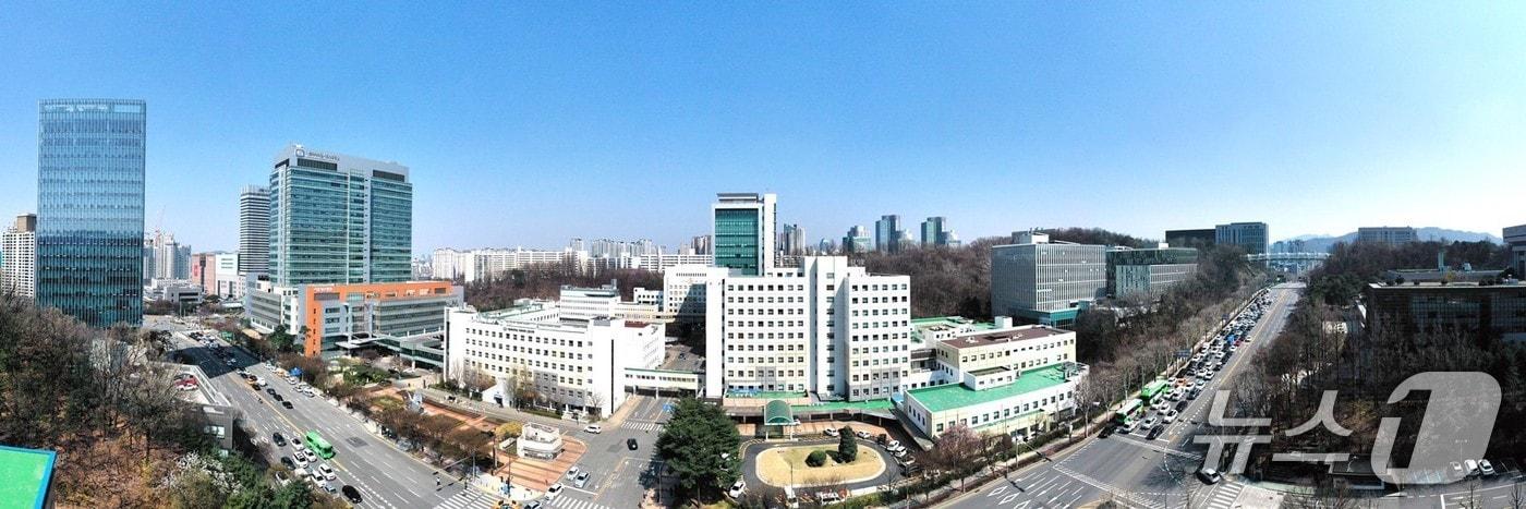 Panoramic view of the entire Seoul St. Mary's Hospital complex / Provided by Catholic University of Korea Seoul St. Mary's Hospital