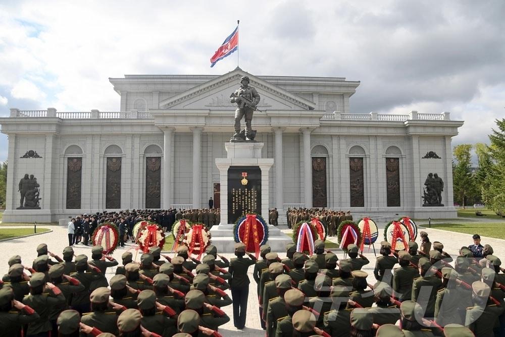 On Wednesday, Rodong Sinmun, the official newspaper of North Korea’s Workers’ Party, reported that visitors to the Memorial Hall for Military Merits in Overseas Operations were laying flowers in honor of the fallen soldiers who served in the Russian expeditionary force / Rodong Sinmun