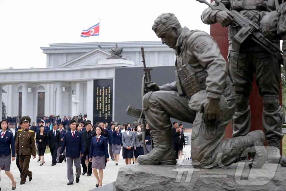 On Wednesday, Rodong Sinmun, the official newspaper of North Korea’s Workers’ Party, reported that visitors to the Memorial Hall for Military Merits in Overseas Operations were laying flowers in honor of the fallen soldiers who served in the Russian expeditionary force / Rodong Sinmun