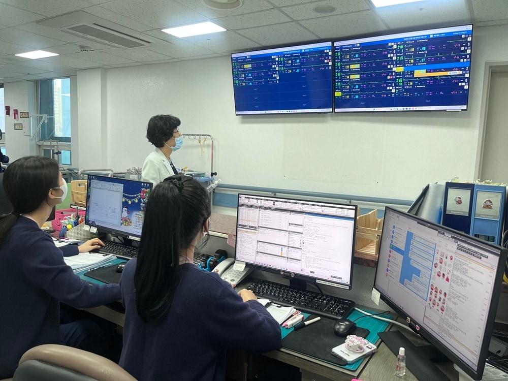 Medical staff at the nursing care ward of Seoul Sungsim Hospital are monitoring patients' conditions in real time using the AI smart bed monitoring system thynC / Provided by Daewoong Pharmaceutical