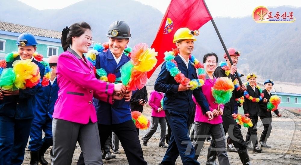 The Rodong Sinmun, the official newspaper of North Korea’s Workers’ Party, reported on Monday that it is presenting bouquets of flowers to innovators who are driving collective innovation at the Samrok Coal Mine, part of the Gaechon District Coal Mine Complex / Rodong Sinmun