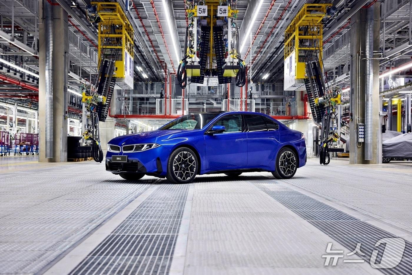 A view of the BMW i3, a midsize electric sedan produced at the BMW Group plant in Munich, Germany. Following the midsize electric SUV iX3, the i3 is the second vehicle built on the group’s first dedicated electric vehicle platform, Neue Klasse, and will enter full-scale production this August (Provided by BMW Korea) 2026.4.7