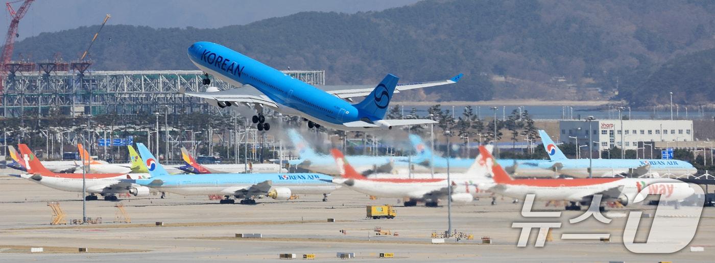 An aircraft is taking off from the apron at Incheon International Airport / News1