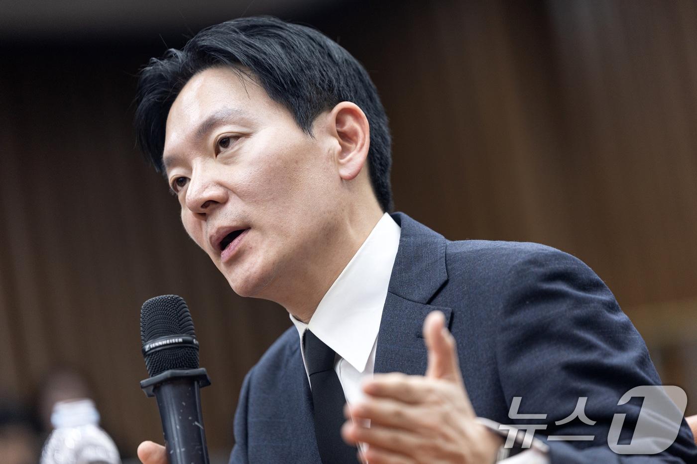 Prosecutor Park Sang-yong, who investigated the Ssangbangwool North Korea Fund Transfer case, appeared as a witness on Tuesday at a hearing held by the Democratic Party of Korea to investigate allegations of indictment manipulation and trial tampering. The hearing was organized by the members of the People Power Party’s Special Committee on the Investigation of Allegations of Political Prosecution and Fabricated Indictments by the Yoon Suk-yeol Administration, and took place at the National Assembly in Yeouido, Seoul. He is seen here answering questions from lawmakers 2026.4.7 / News1