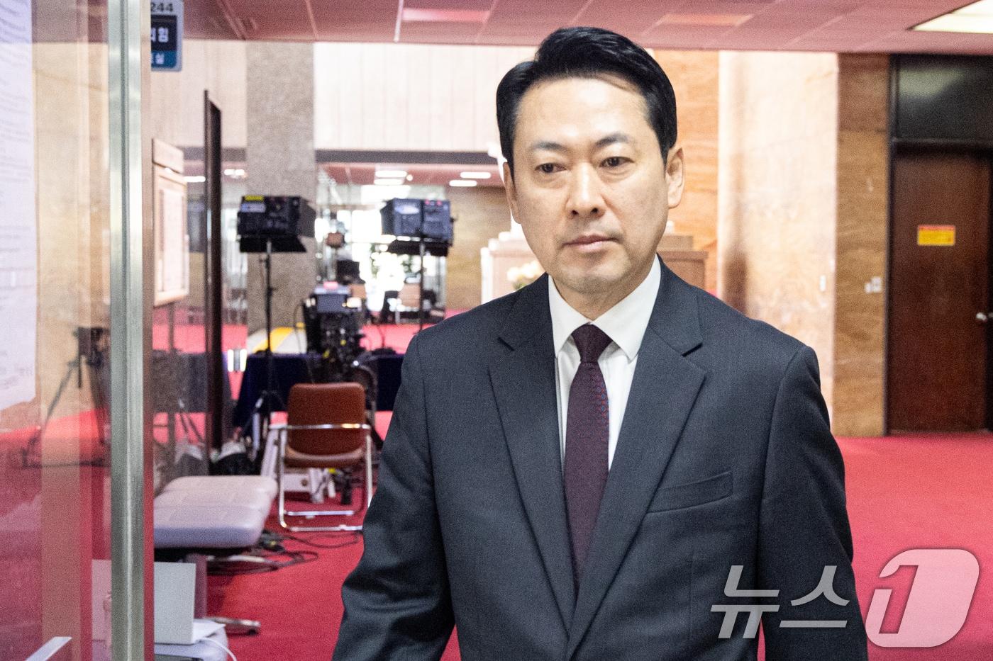 People Power Party leader Jang Dong-hyuk is heading to the party leader’s office at the National Assembly in Yeouido, Seoul, on Wednesday 2026.4.8 / News1