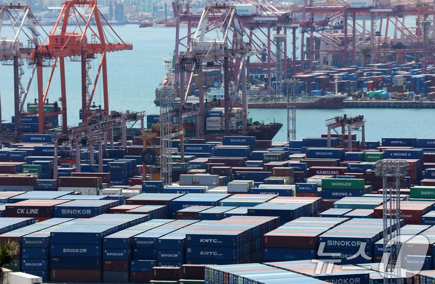 On April 8, containers were piled high at the open storage yards of Sinseondae and Gamman Piers in Busan Port / News1