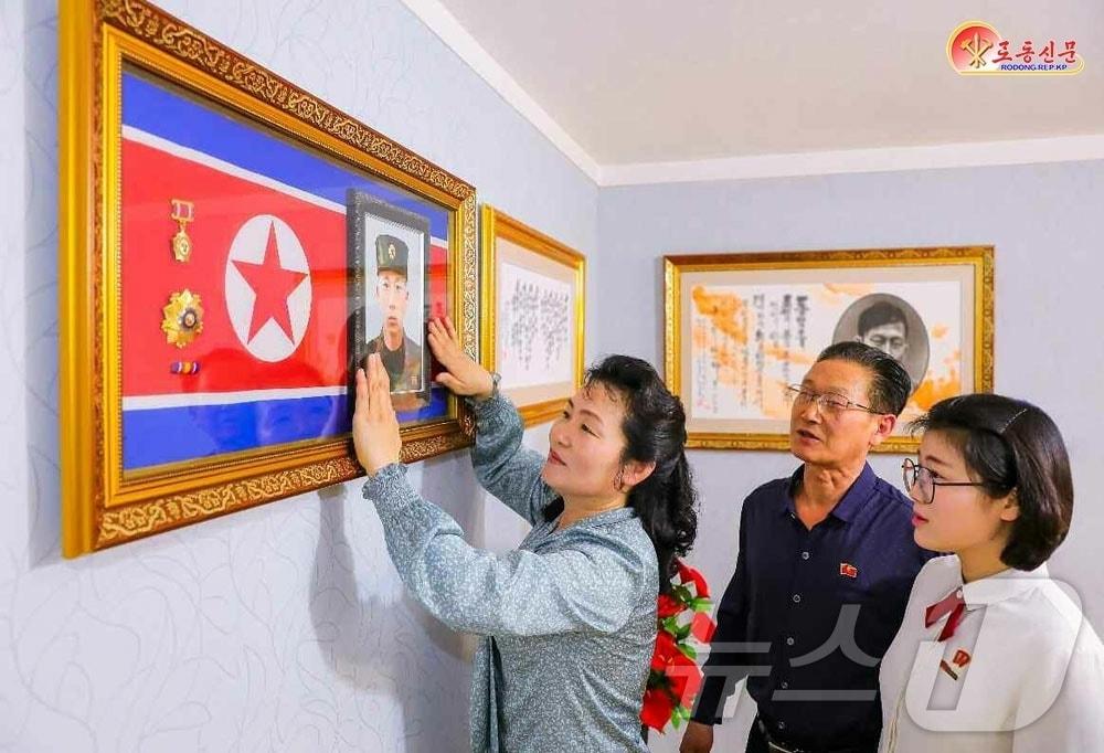 On Thursday, Rodong Sinmun, the official newspaper of North Korea’s Workers’ Party, featured a photo of the bereaved families of Russian soldiers killed in action gazing at their portraits in Saebyeol Street, stating that the heroes’ photos seem to speak to them. The paper proclaimed that the lives they sacrificed for the victory and glory of the motherland will live on forever in the people’s memory / Rodong Sinmun