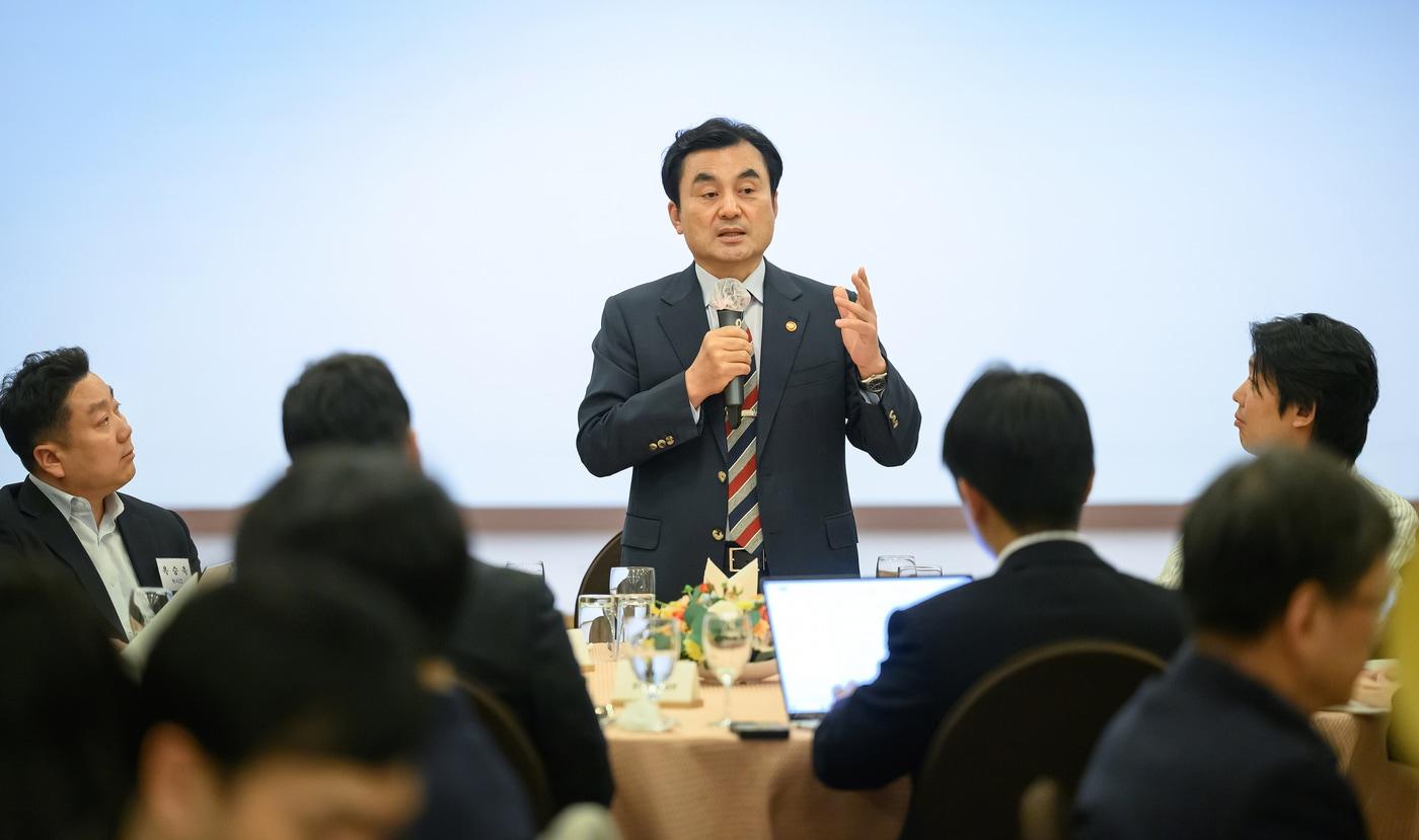 Defense Minister Ahn Kyu-back holds a briefing with the press corps at the Defense Convention Center in Yongsan-gu, Seoul, on Tuesday / Provided by Ministry of National Defense