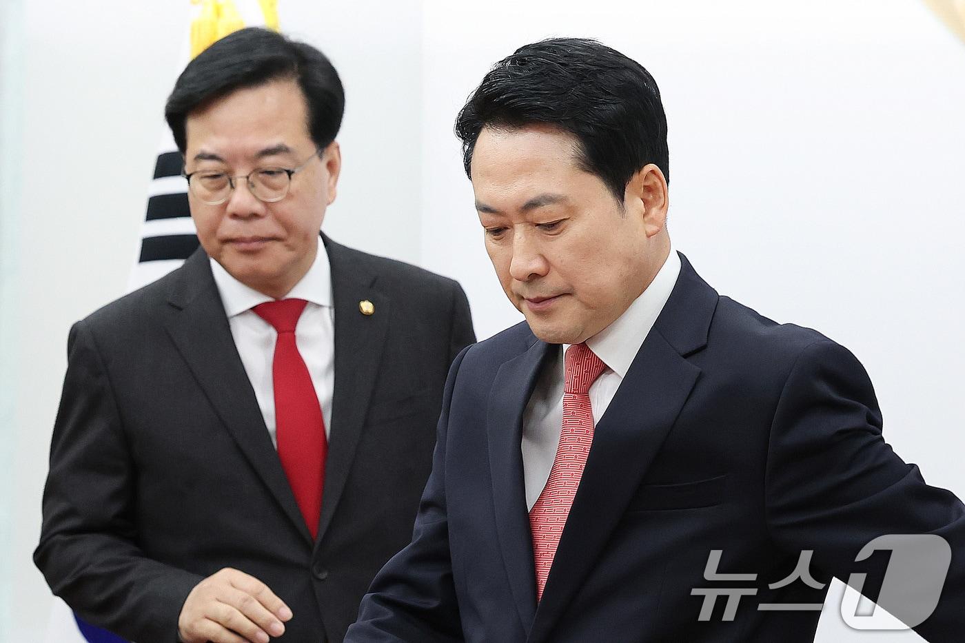 People Power Party Chairman Jang Dong-hyuk and Floor Leader Song Eun-seok are attending a meeting of the party’s Supreme Council held at the National Assembly in Yeouido, Seoul, on April 9 2026.4.9 / News1