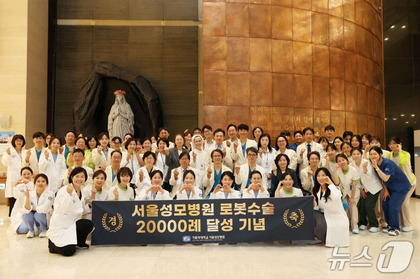 On Monday morning, a commemorative photo was taken in front of the chapel in the lobby on the first floor of the main building at Seoul St. Mary’s Hospital. Those present included Hospital Director Lee Ji-yeol, Vice Director of Nursing Kim Hye-kyung, and other key officials, as well as former Director of the Robotic Surgery Center Professor Kim Mi-ran (Obstetrics and Gynecology), Professor Song Gyo-young (Gastrointestinal Surgery), and Center Director Hong Seong-hu (Professor of Urology), along with numerous other faculty and staff members / Provided by Seoul St. Mary's Hospital