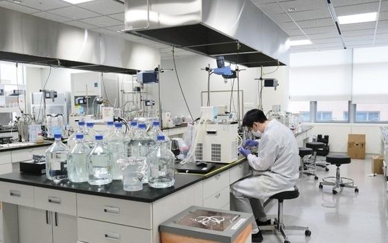 A researcher at Inventage Lab is conducting formulation research / Provided by Inventage Lab