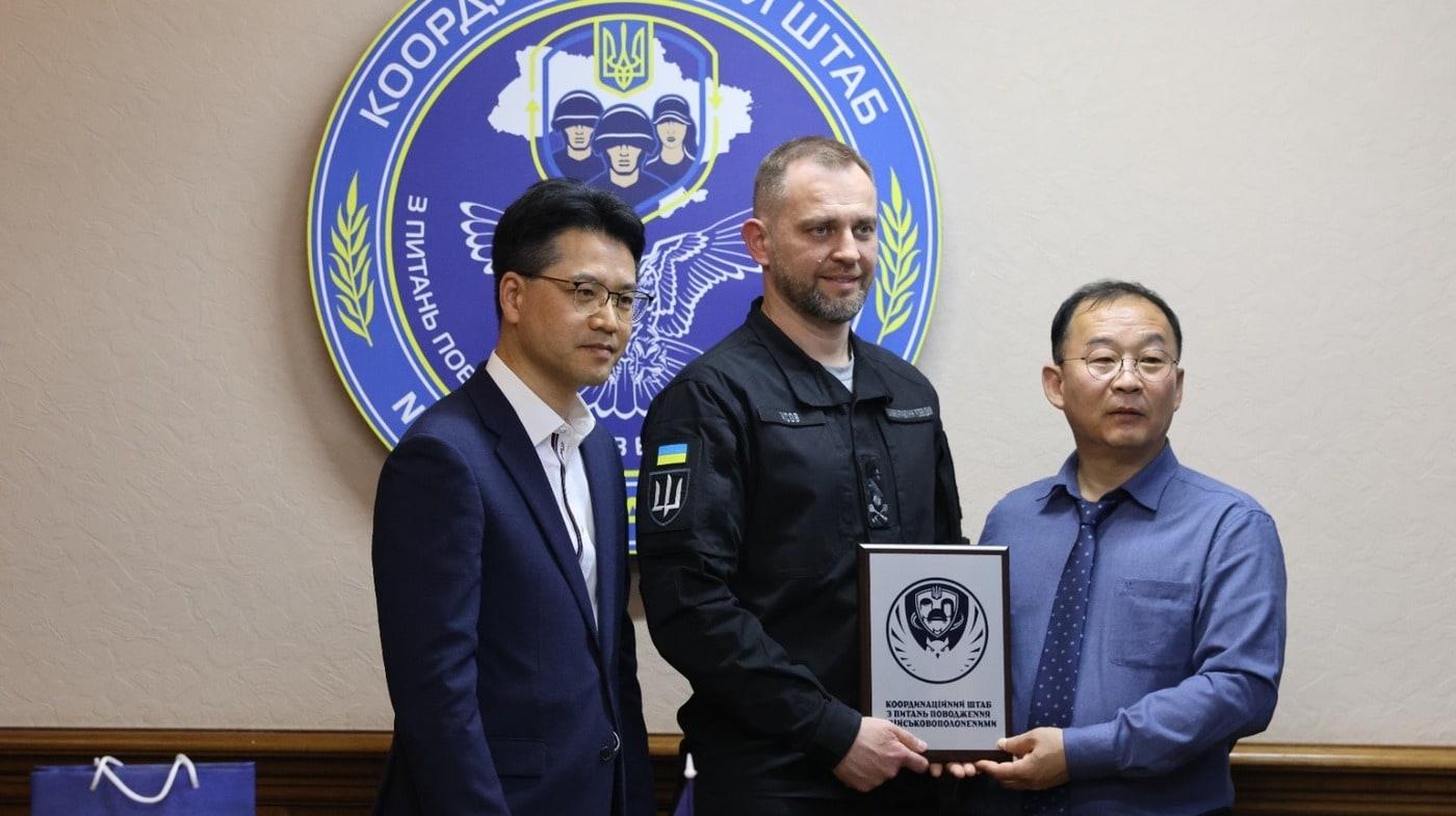 Jang Se-yul, representative of the Koryeo-eol Unification Solidarity and secretary-general of the Emergency Committee for the Repatriation of North Korean Soldiers, announced that he held a meeting with the Prisoner of War (POW) Treatment Coordination Headquarters in Kyiv, Ukraine, on the afternoon of May 7 / POW Facebook capture