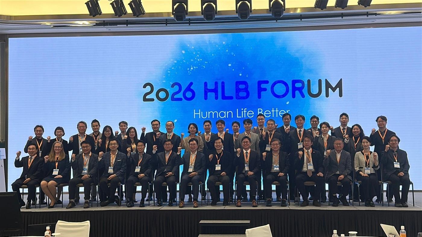 Attendees pose for a commemorative photo at the 2026 HLB Forum held on Tuesday at the Sofitel Ambassador Seoul in Songpa-gu, Seoul / Provided by HLB Group