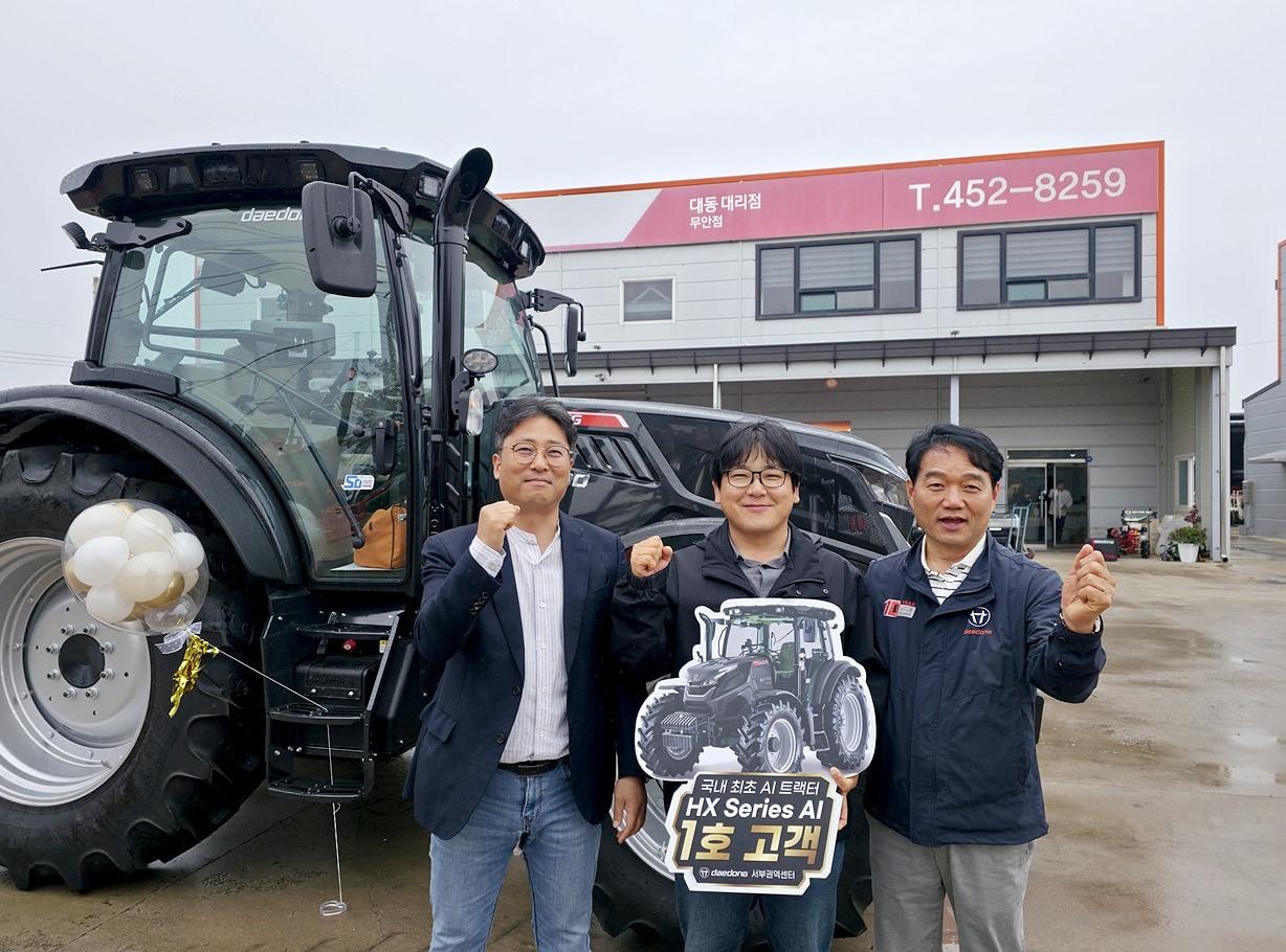 From left to right, Park Sang-beom, Director of the Daedong Western Regional Center, and Kim Seung-cheol, CEO of the Muan Branch, are posing for a commemorative photo / Provided by Daedong