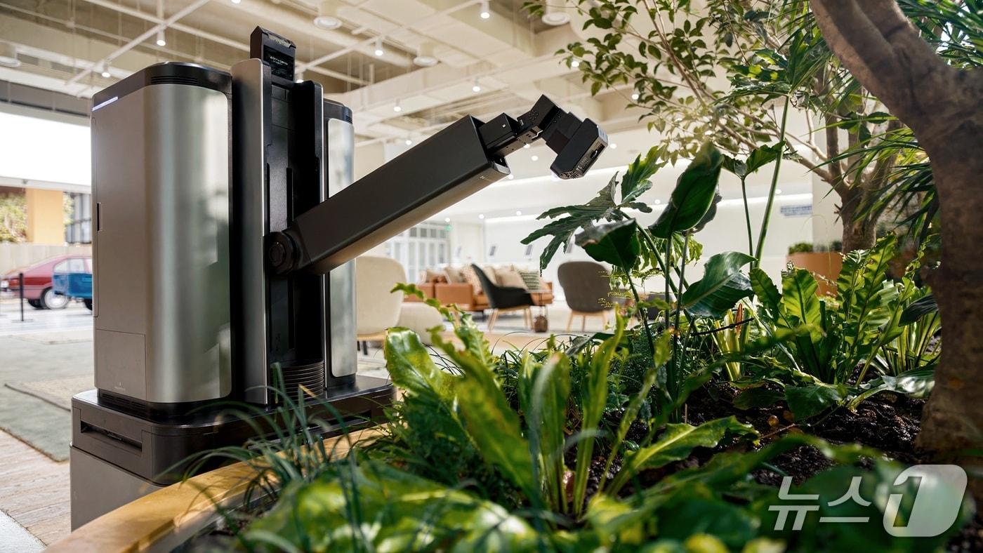 DAL-e Gardener watering the landscaping in the lobby of the Yangjae Office Building / Provided by Hyundai Motor Group
