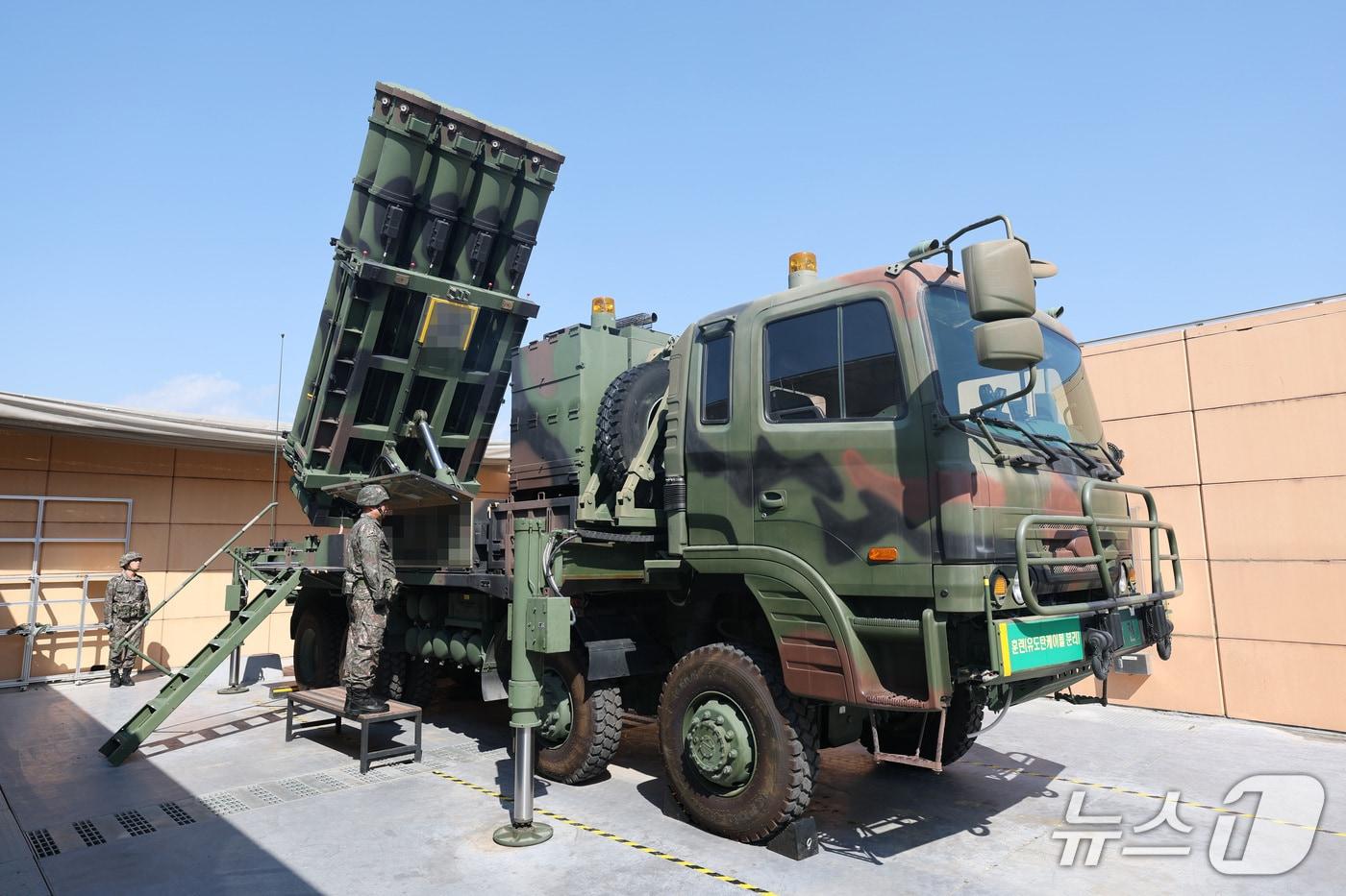 Service members preparing for an intercept mission alongside the Cheongung-II at an Air Force base in Sacheon, South Gyeongsang Province, on Wednesday / Joint Press Corps