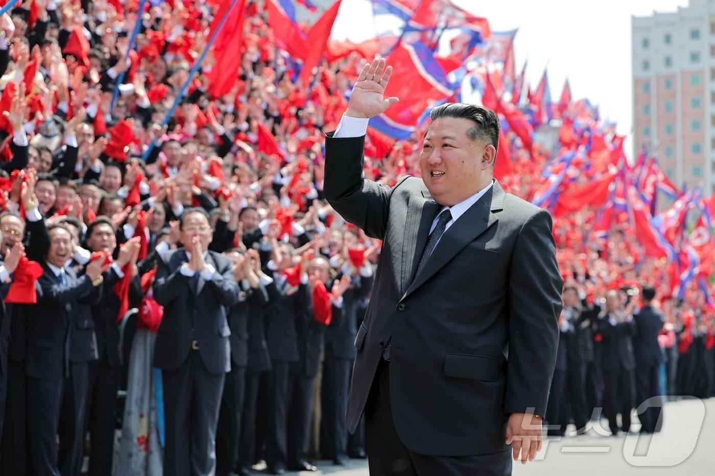 (From Rodong Sinmun via News1) — North Korea’s ruling Workers’ Party newspaper Rodong Sinmun reported on May 15 that leader Kim Jong Un met participants of the 9th Congress of the General Federation of Trade Unions of Korea on May 14 and posed for commemorative photos with them. [For Use Only in the Republic of Korea. Redistribution Prohibited] / Courtesy of News1