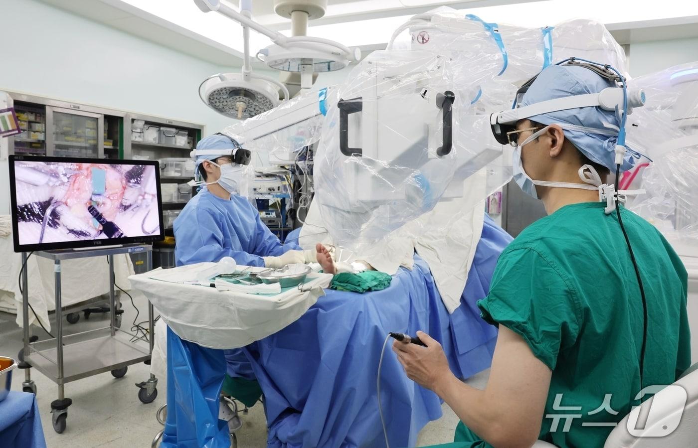 Professor Kwon Jin Geun (right) of Seoul Asan Medical Center performs a lymphaticovenous anastomosis procedure on a patient with lower-limb lymphedema using a supermicrosurgery robot, connecting a lymphatic vessel about 0.4 millimeters wide to a vein. / Courtesy of Seoul Asan Medical Center