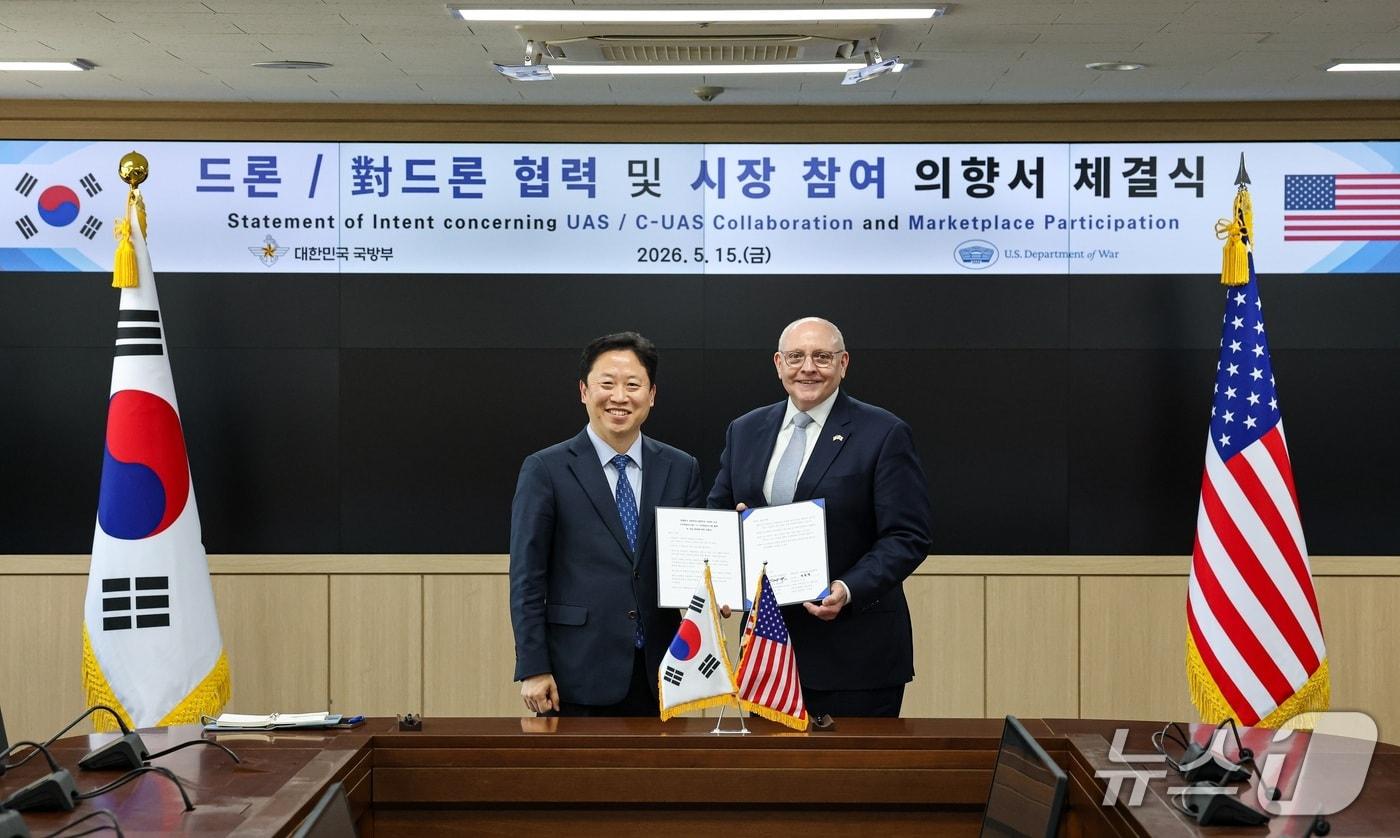 On Friday, South Korea’s Ministry of National Defense and the U.S. Department of Defense signed a memorandum of understanding regarding cooperation on drones and counter-drone measures, as well as market participation, at the Ministry of National Defense building in Yongsan-gu, Seoul 2026.5.15 / News1 (Provided by Ministry of National Defense)