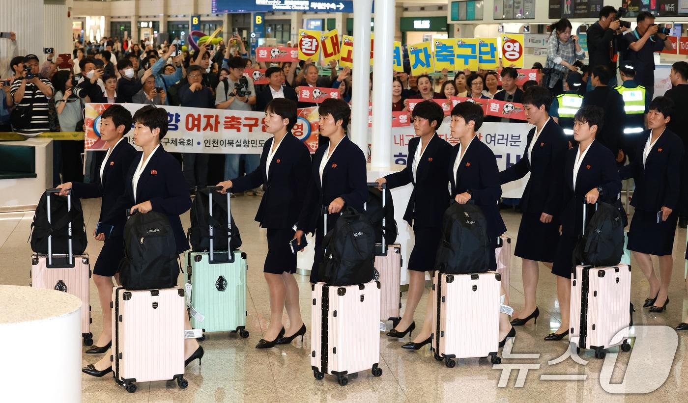 My Hometown Women’s Football Club, North Korea’s top women’s soccer team, arrived at Incheon International Airport on May 17 to compete in the semifinals of the 2025–26 Asian Football Confederation (AFC) Women’s Champions League (AWCL). The Naegohyang Women’s Football Club will face Suwon FC Women in an inter-Korean matchup in the semifinals, scheduled for 7:00 p.m. on May 20 at Suwon Sports Complex 2026.5.17 / News1