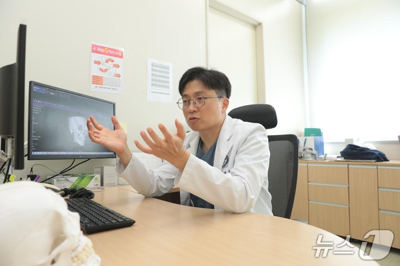 Professor Kim Byung-jun of the Department of Plastic Surgery at Hallym University Dongtan Sacred Heart Hospital seeing a keloid patient in his outpatient clinic / Provided by Hallym University Dongtan Sacred Heart Hospital