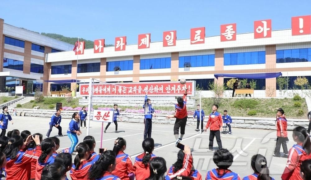 The ruling Workers’ Party newspaper reported May 2 that citizens across the country marked May Day with significance, pledging to advance national prosperity in line with decisions made at the party’s 9th congress. [For use only in the Republic of Korea. Redistribution prohibited] / Courtesy of News1