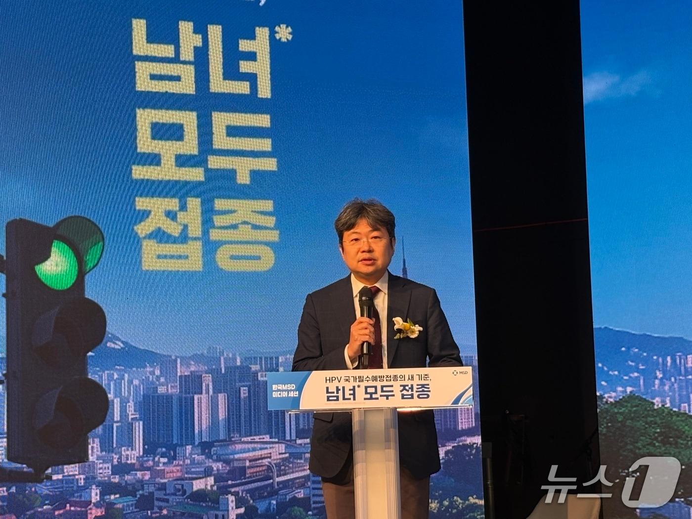 Kim Dong-hyun, a professor in the Department of Pediatrics at Inha University Hospital, is speaking at a press conference on the new guidelines for the National Immunization Program (NIP) regarding HPV vaccination for both males and females, held on Wednesday afternoon at Seongam Art Hall in Seoul
