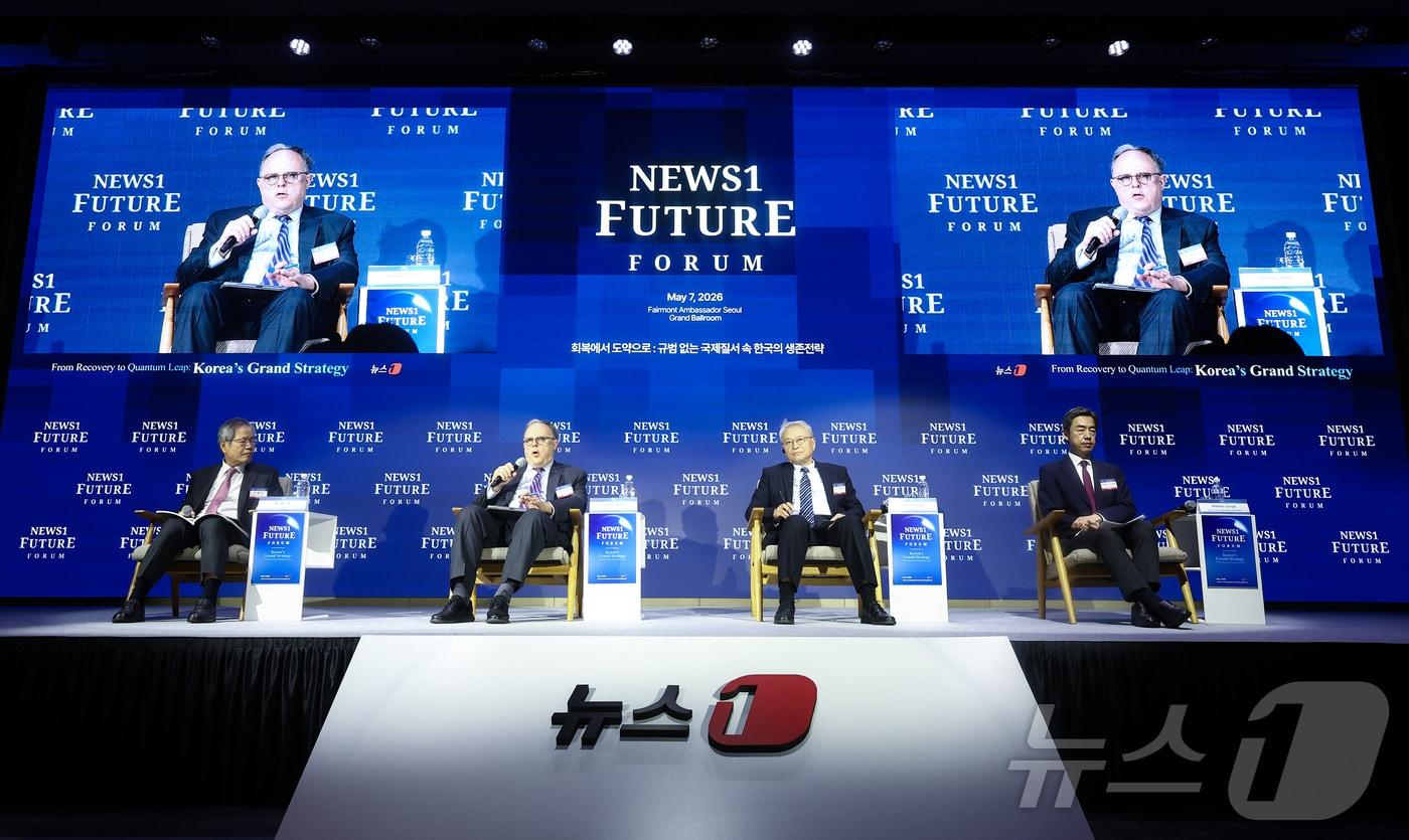 Panelists are discussing the topic Alliance Modernization vs. Strategic Autonomy: Where Does Korea Stand? at the News1 Future Forum held on Thursday at the Fairmont Ambassador Hotel in Yeouido, Seoul. From left: Cheon Young-woo, Chairman of the Korea Future Forum; Sydney Siler, Senior Advisor at the Center for Strategic and International Studies (CSIS); Yan Xuetong, Honorary Dean of the Institute of International Relations at Tsinghua University in China; and Junya Nishino, Director of the Center for East Asian Studies at Keio University in Japan 2026.5.7 / News1