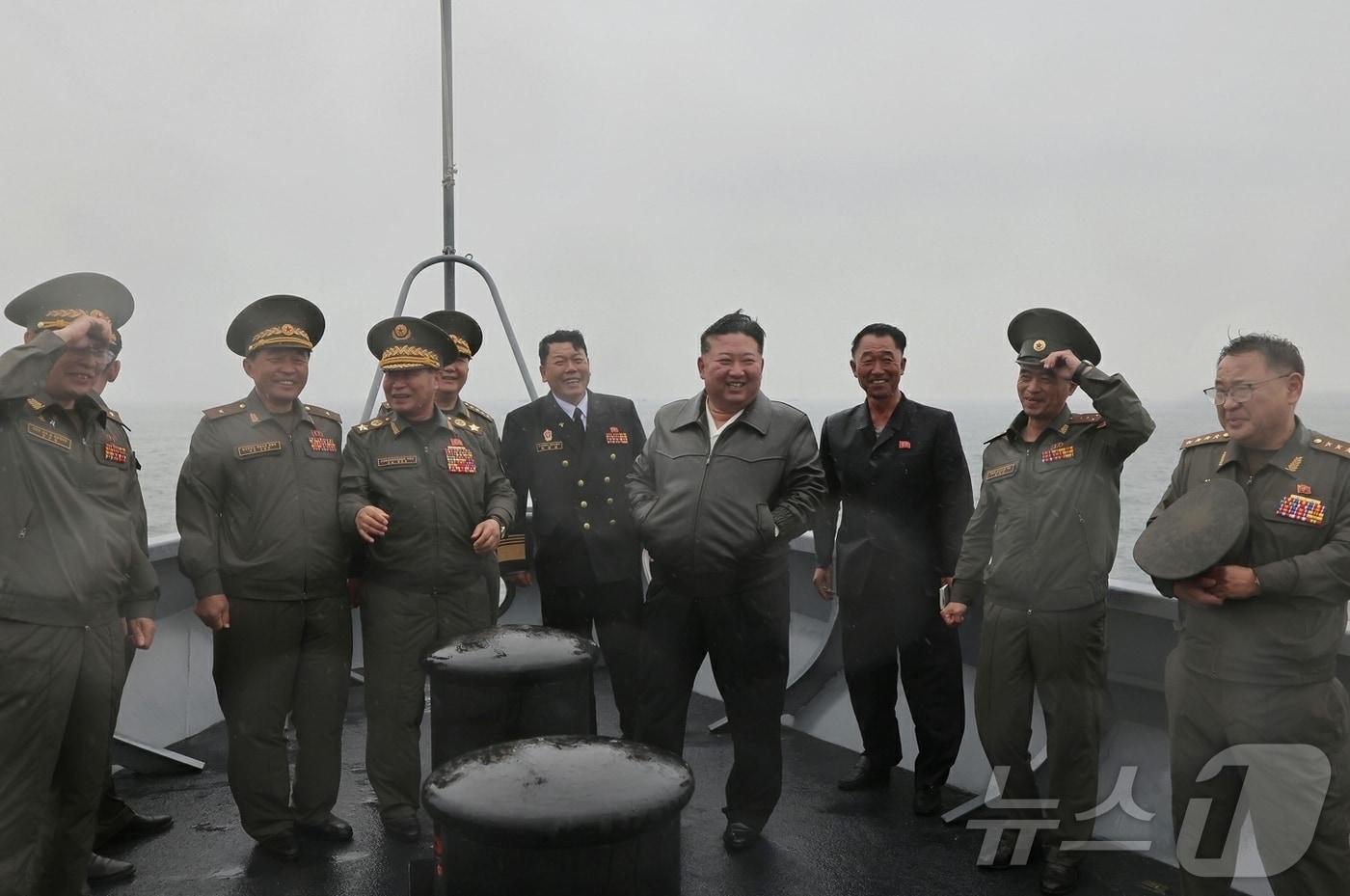 North Korean leader Kim Jong Un visits the destroyer Choe Hyon on May 7 to observe a comprehensive maneuverability assessment ahead of its commissioning, according to North Korea’s ruling Workers’ Party newspaper Rodong Sinmun on May 8. / Courtesy of News1