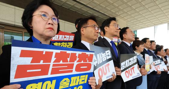 Arrest warrant requested for Ahn Bu-soo, a witness in the "Ssangbangwool North Korea remittance" case... Investigation expands to persuade him to testify.