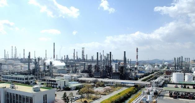 Oil Prices Surge: How U.S.-Iran Conflict is Impacting Stocks in Asia
