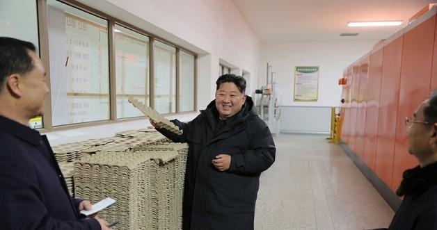 Kim Jong-un visits local industrial factories in succession for the year-end.