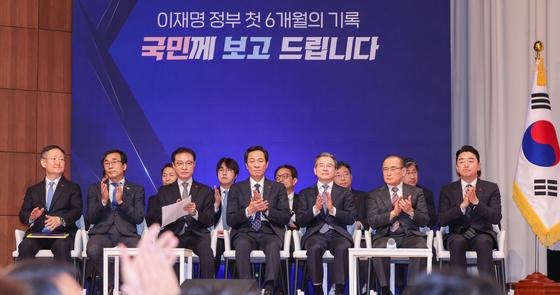 Lee administration promotes inter-Korean dialogue based on diplomatic achievements for six months... 'more effort' in real estate and industrial accidents.