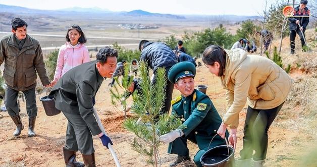 North Korea Touts New Eco-Friendly Paper—Made From Leaves, Not Wood