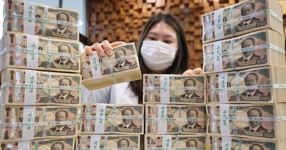 Japan’s $8 Trillion Debt in Focus as North Korea Criticizes Defense Expansion