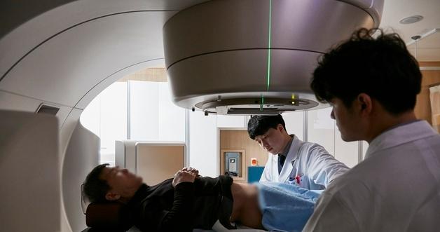 Fewer Radiation Treatments After Prostate Cancer Surgery Offer Similar Cancer Control, Trial Finds