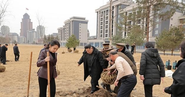 PROPAGANDA IN THE GARDEN OF SHAME : Kim’s Sick Family Outing Over The Dead Of Ukraine