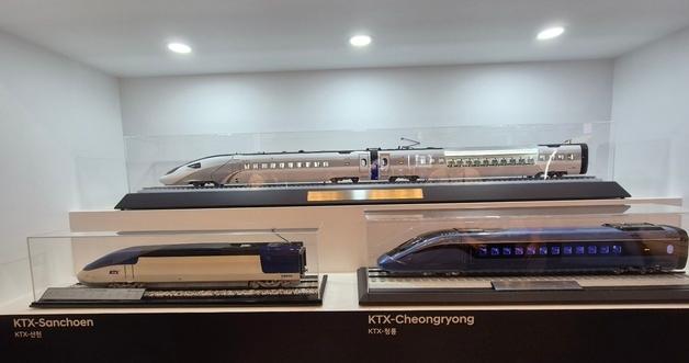 How Does the EMU-370 Compare to KTX? A Deep Dive into Korea's Next-Gen High-Speed Rail