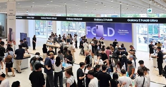 More Than Half of Galaxy Z8 Preorders Come From Younger Buyers, With Cream Emerging as the Most Popular Color