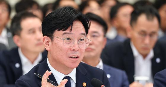 Is Samsung's n% Performance Bonus Strike Illegal? Labor Minister Weighs In